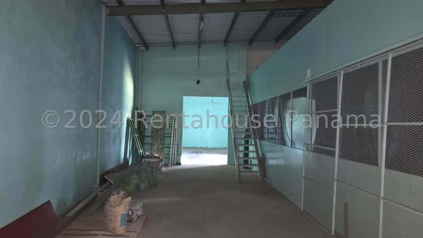 Warehouse area with offices on mezzanine platform in Juan Diaz industrial area