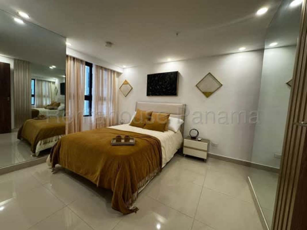 Infinity rooftop swimming pool with city skyline view in Panama City PH Torre Vista