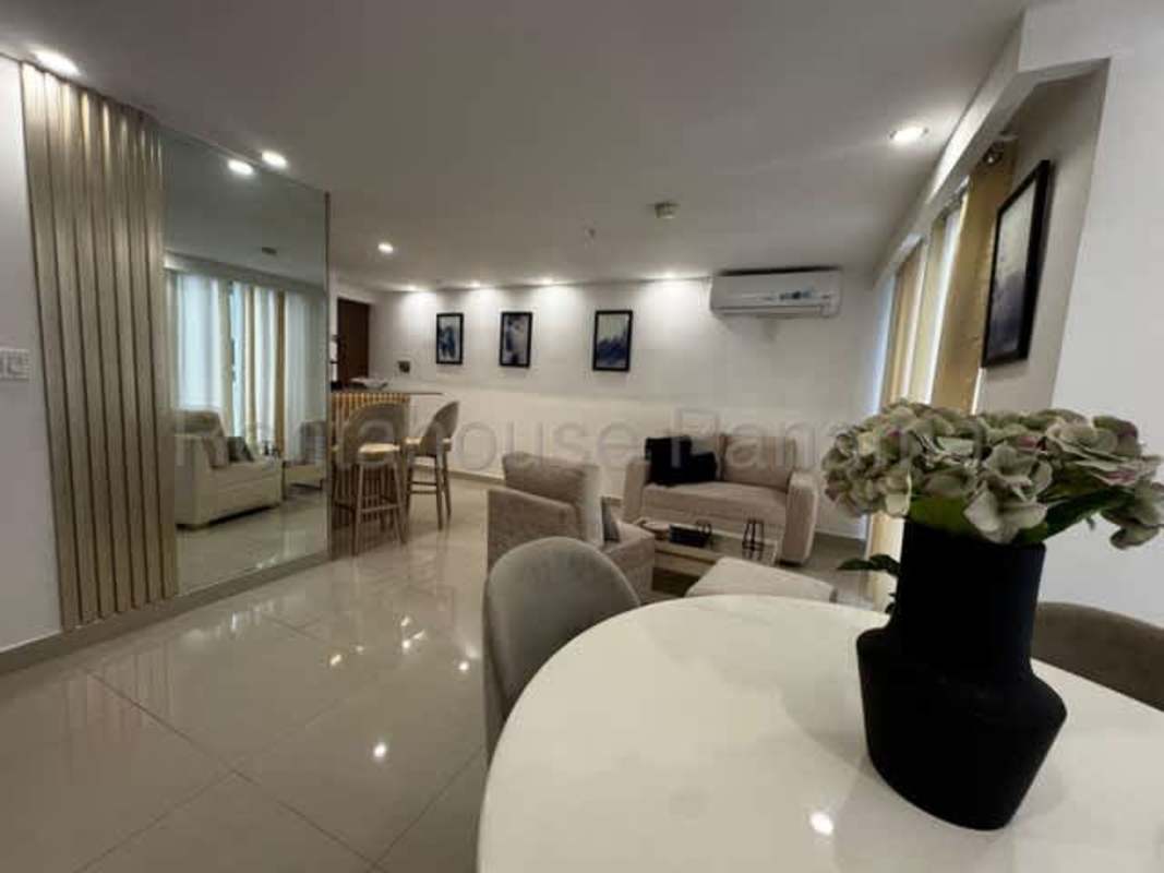 Open kitchen with granite breakfast bar, wood cabinets at PH Torre Vista