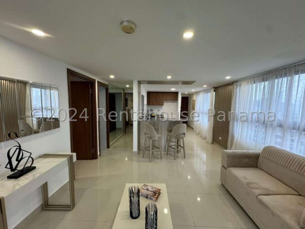 Spacious bedroom with double bed, built-in closet and large window in PH Vista Hermosa Panama City