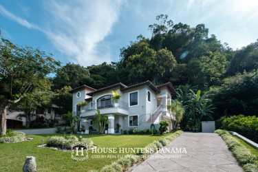 Two-story Mediterranean contemporary house with gardens and driveway Valle Escondido Boquete