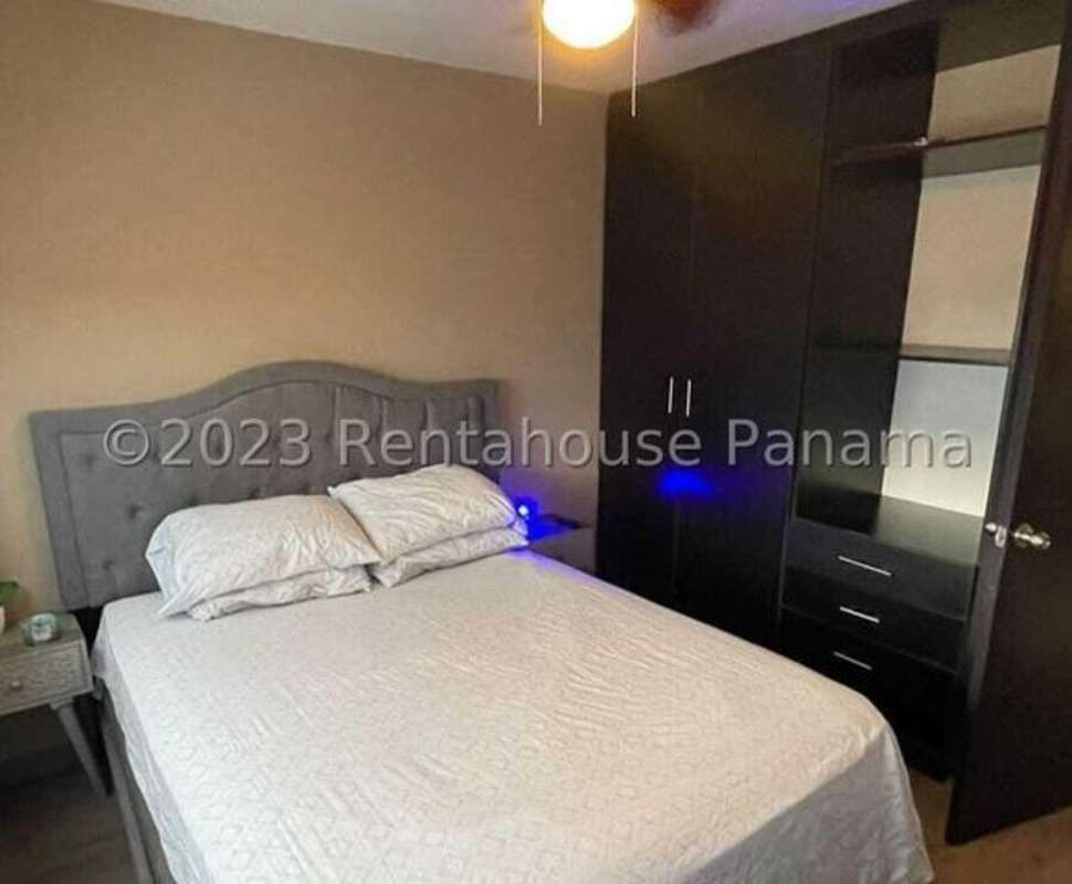 Second bedroom with closet, ceiling fan, blinds in PH Parque Lefevre Panama City