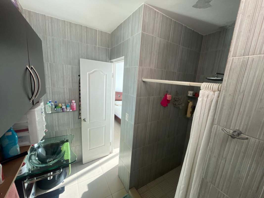 Spacious bedroom with large windows, built-in closet, AC and city view in PH Terramar San Francisco Panama