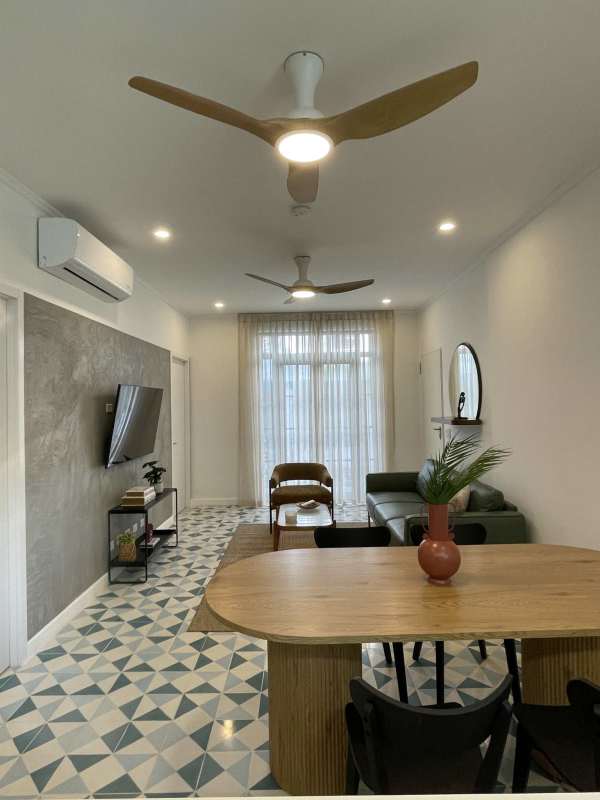 Open kitchen dining area with island, tiled backsplash, Santa Ana Casco Antiguo Panama