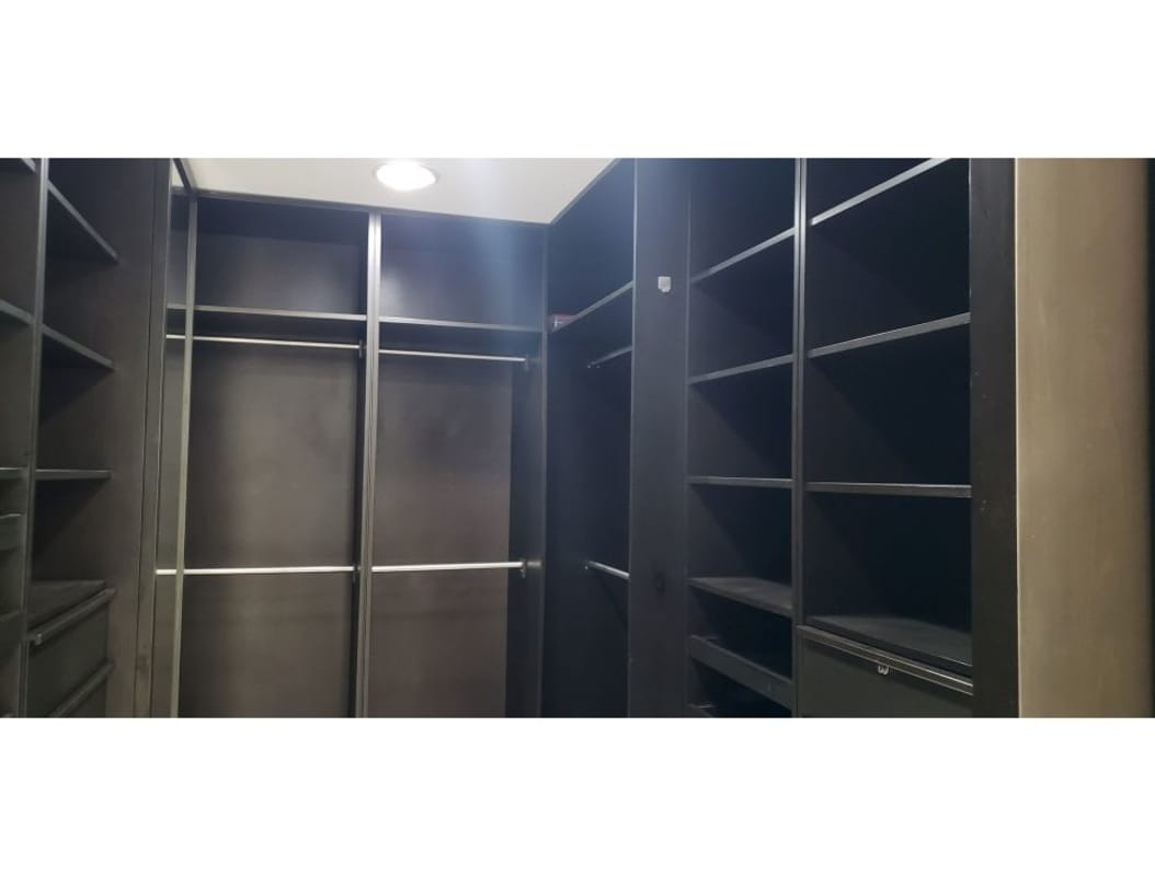 Modern bathroom with marble finishes, double sinks, bathtub in PH Pacific Point Punta Pacifica Panama