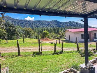 Rustic outdoor patio, open yard, and mountain backdrop in Chiriquí countryside house