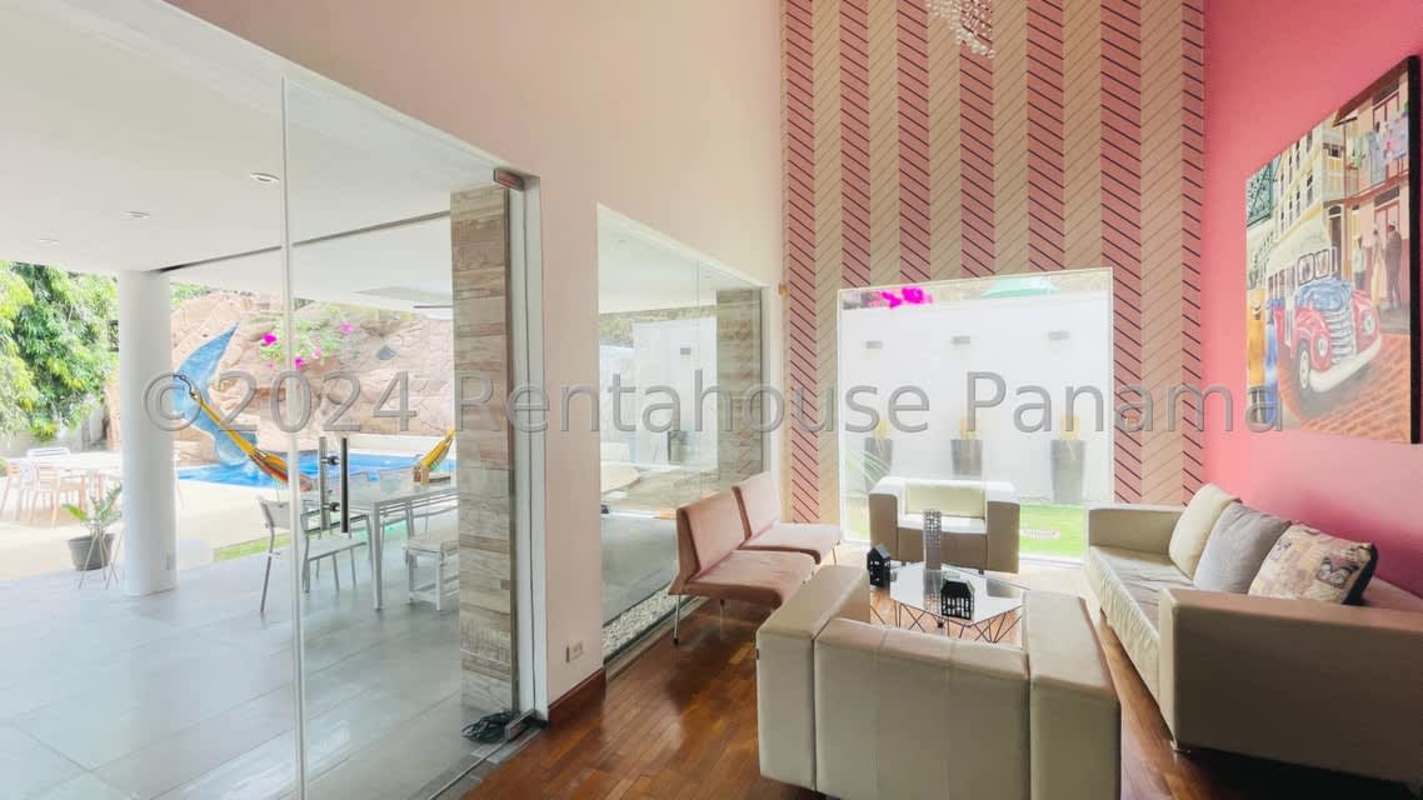 Spacious U-shaped kitchen with granite countertops and double ovens in Condado del Rey house for sale