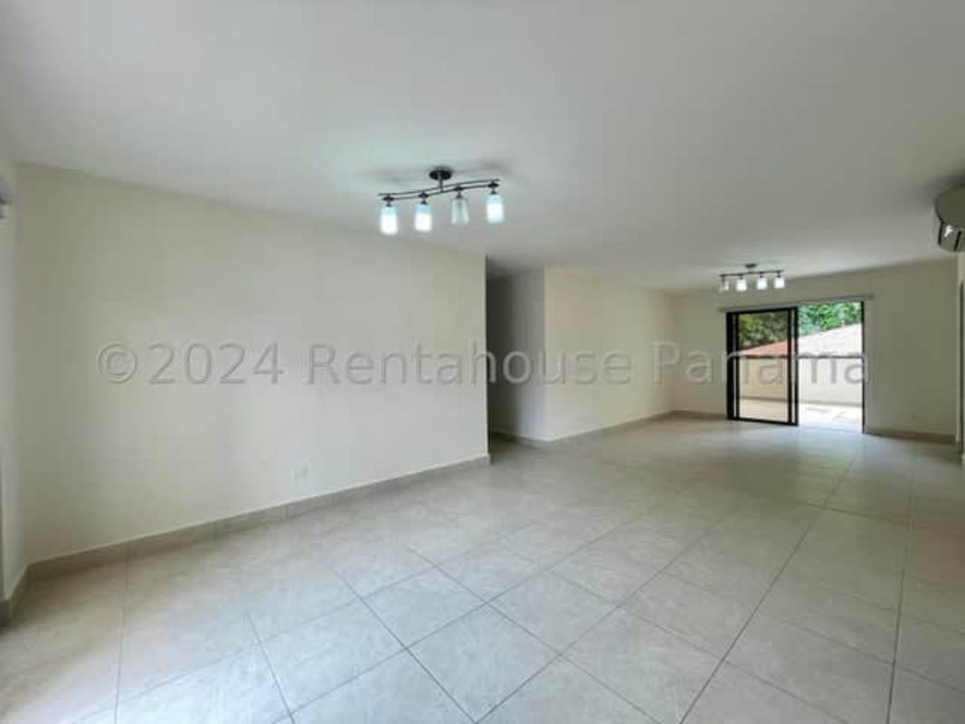 Kitchen with granite countertops Embassy Village Albrook Panama for sale