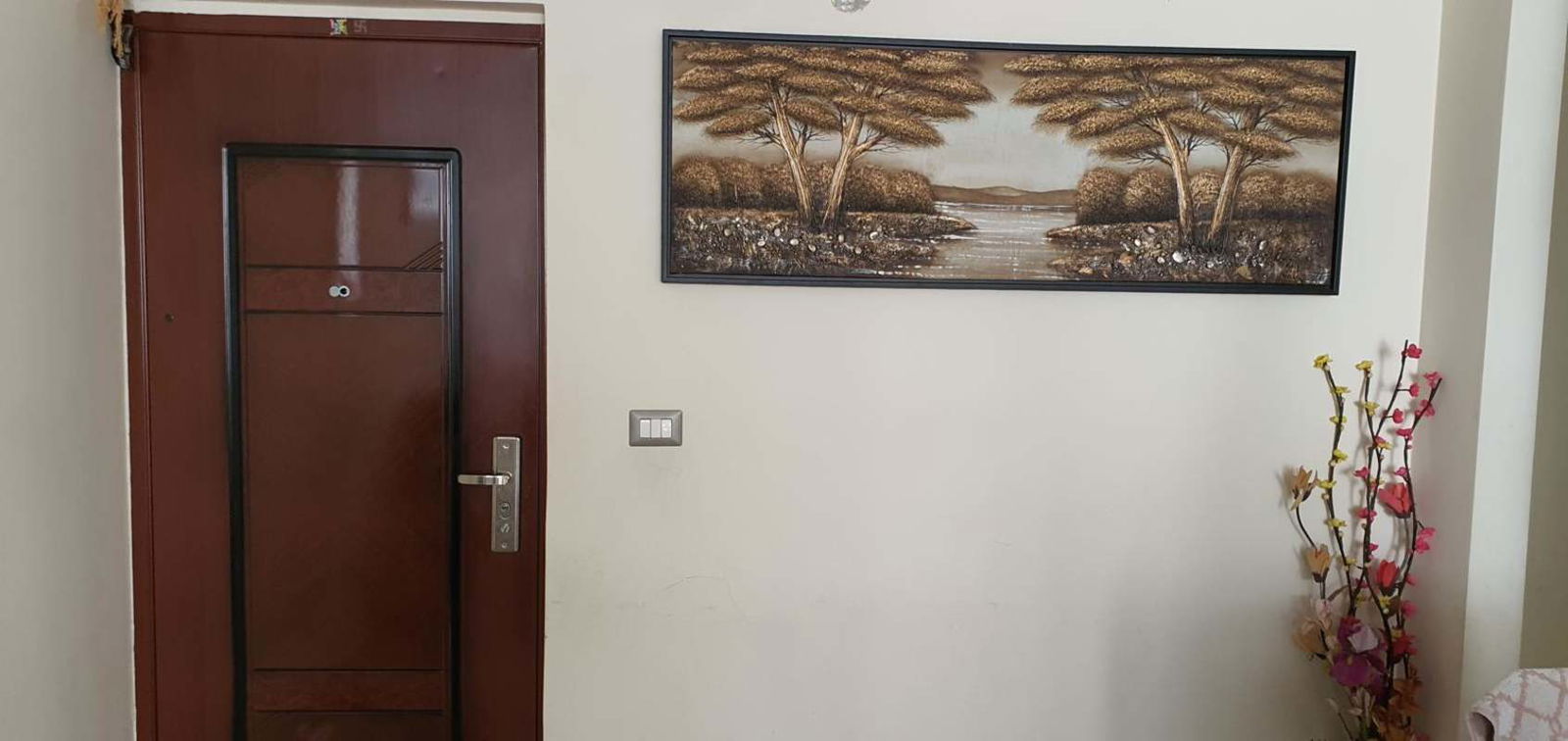 Apartment entry with wooden door and decorations in PH Rokas Condado del Rey