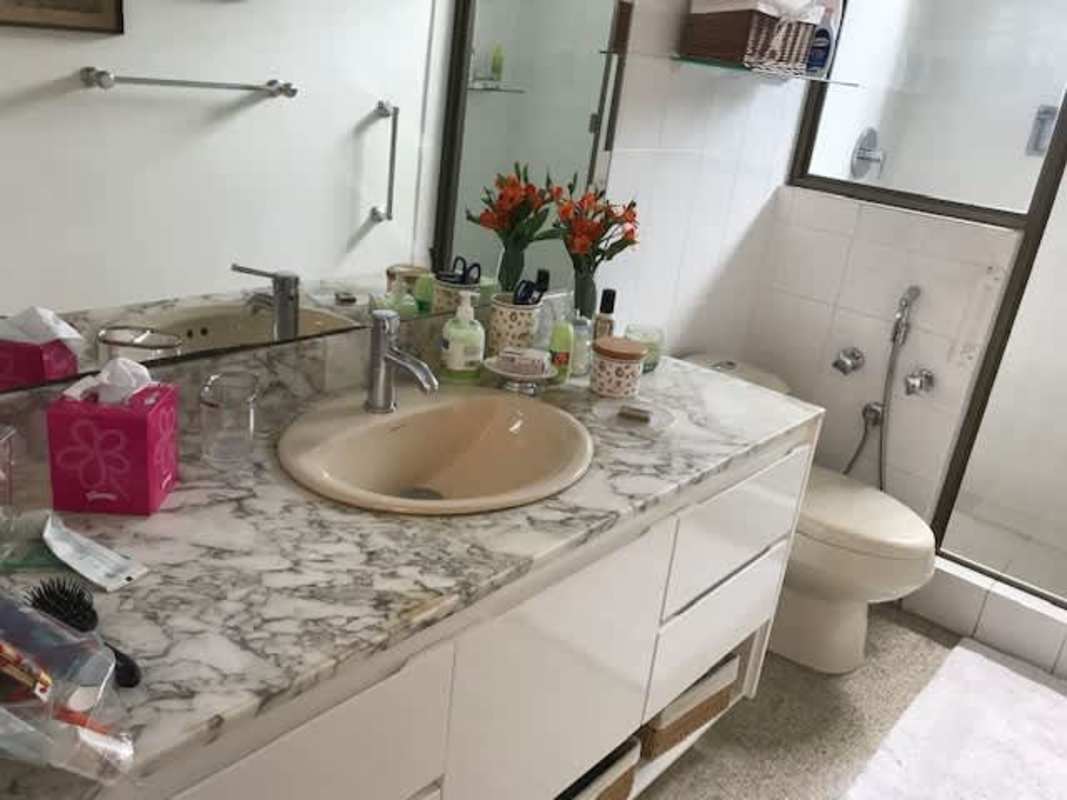 Bedroom with integrated workspace, bookshelves and TV unit in PH El Cenit Bella Vista Panama