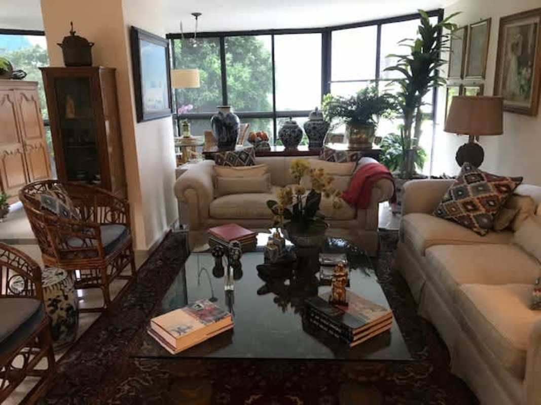 Living room with traditional furniture, bay window, eclectic style at PH El Cenit Bella Vista Panama