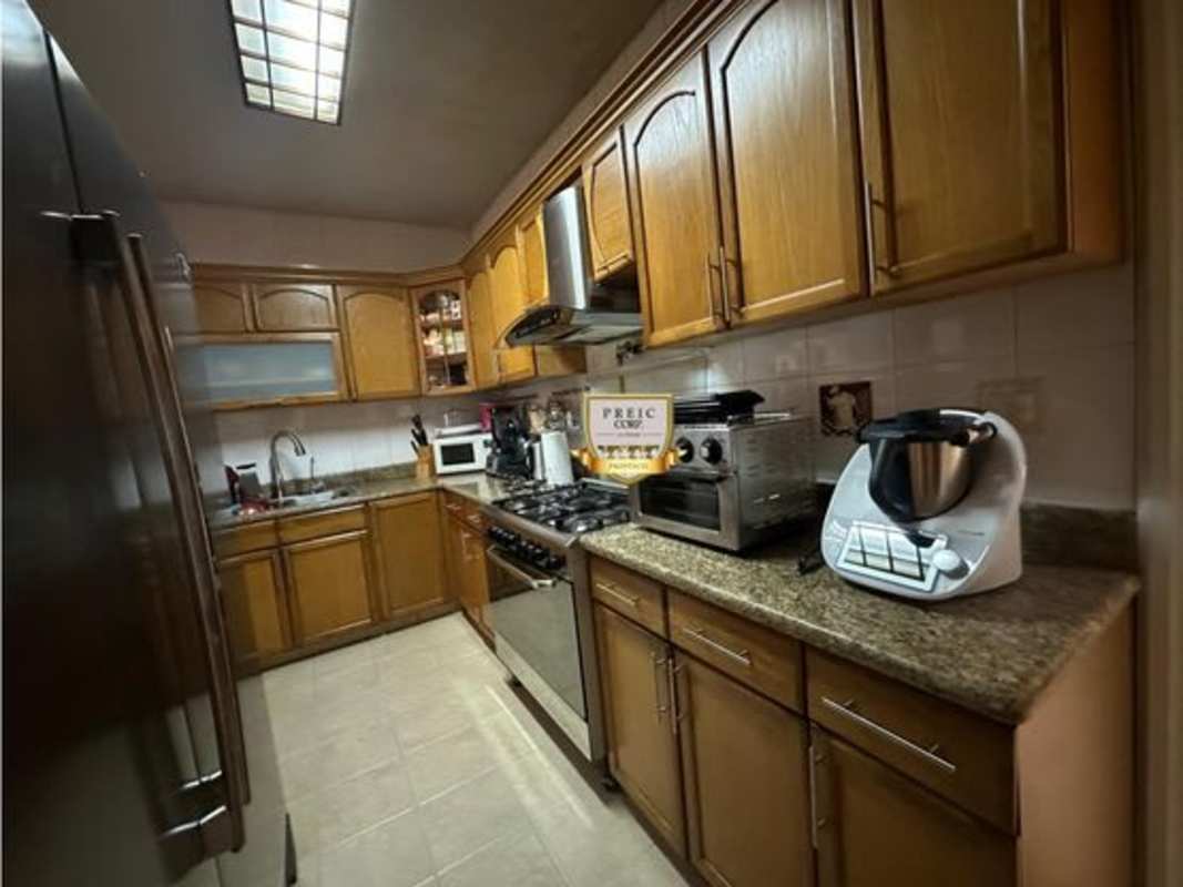 Bright bedroom with built-in closet bathroom AC Palmeras del Este Panama