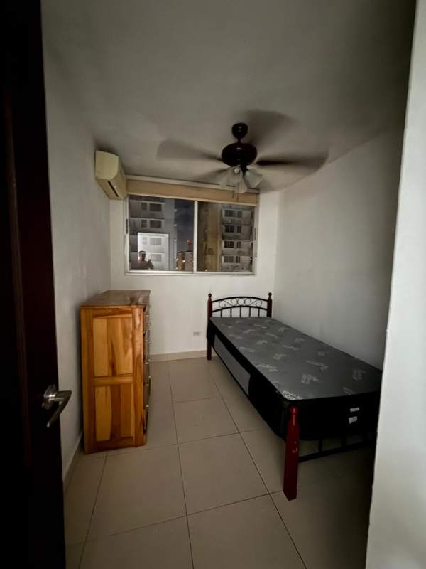 Small bedroom with air conditioning and window view in PH Toscana Condado del Rey Panama