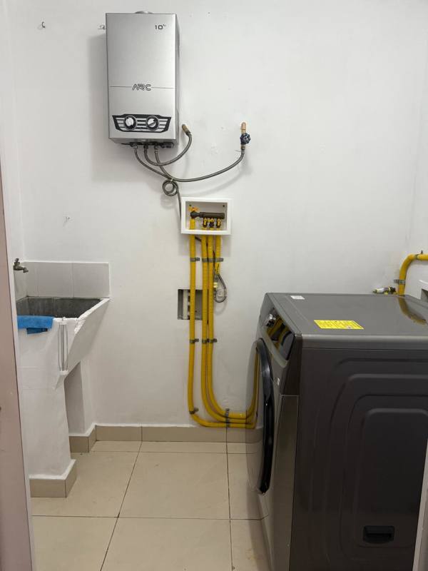 Spacious living room with sliding doors, tile floors, and AC at PH Toscana Panama