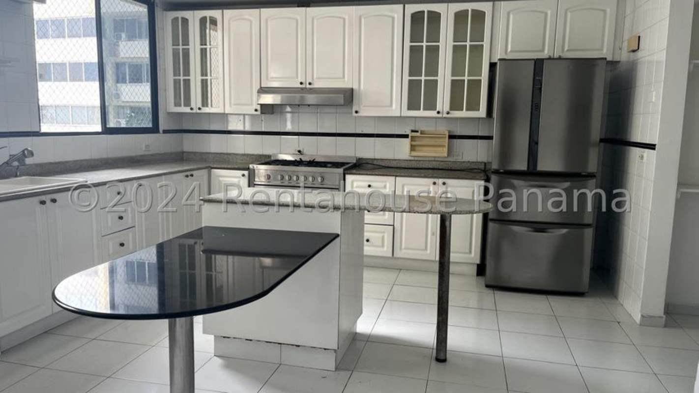 Large master bedroom with private bathroom PH Girasol in Marbella Panama City