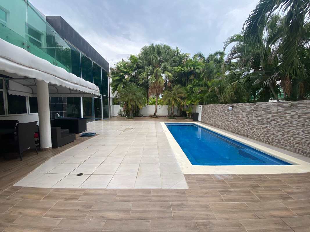 Luxury Family House with Pool & Terrace in Costa Sur
