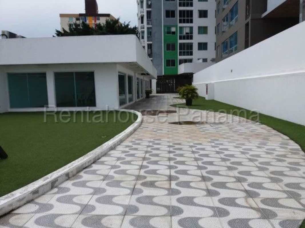 Kitchen with granite counters, gas stove and tiled backsplash PH Green Point Carrasquilla