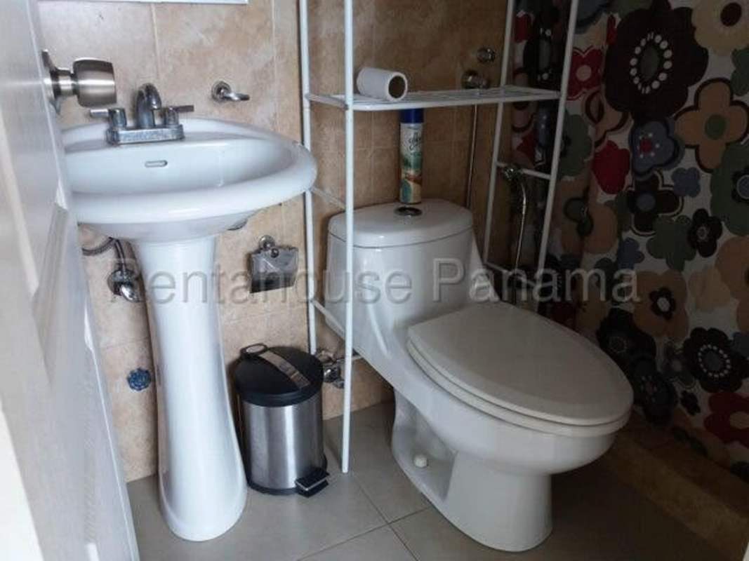 Compact modern bathroom with pedestal sink in PH Green Point Carrasquilla Panama