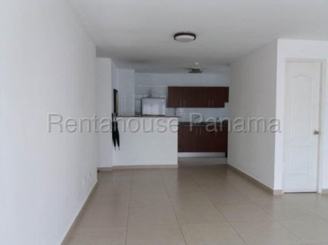 Fully equipped gym at PH Green Point with weights and cardio machines Panama City