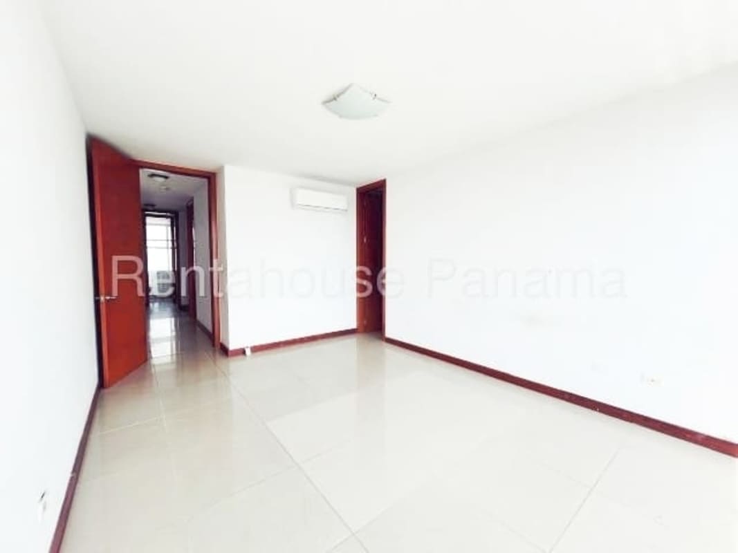 Large bedroom with ceramic floors, air conditioning at PH Pacific Point Coco del Mar