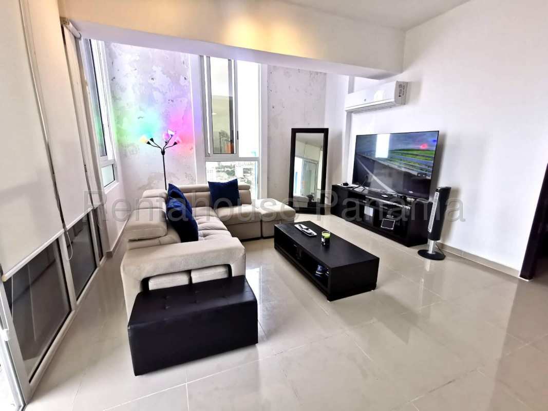 Bright bedroom with large windows, built-in closet, city views Altos de Golf