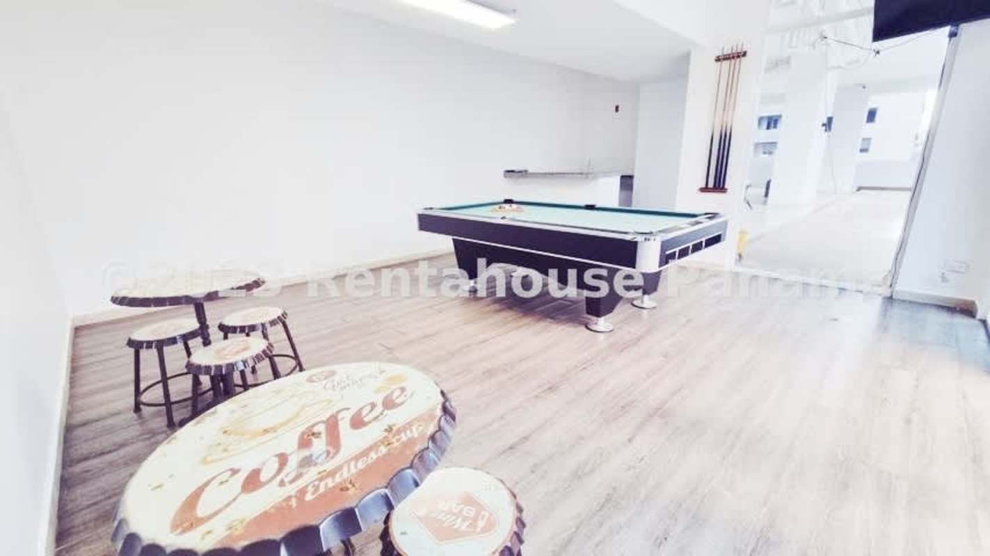 Swimming pool and sunbathing deck PH Bella Vista Loft Tower Panama City for rent