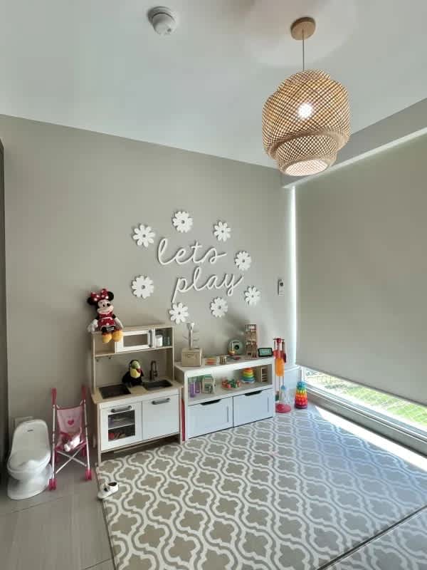 Contemporary semi-open kitchen with granite countertops and breakfast bar in PH Asia Costa del Este