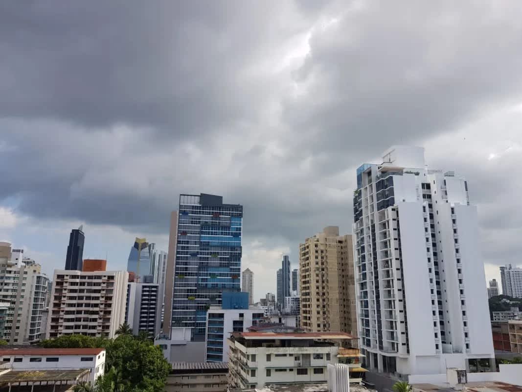 Laundry area with sink, water heater and window PH Plaza 77 El Cangrejo Panama