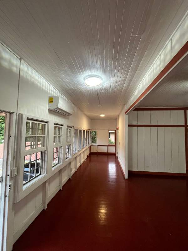 Bright enclosed sunroom porch with lots of windows at affordable rental in Clayton, Panama