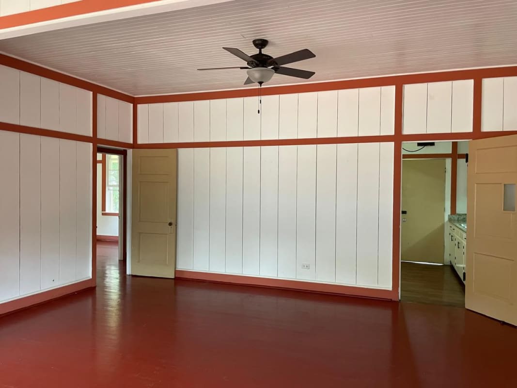 Living room with ceiling fan and wood trim, bright windows for rent in Clayton Panama
