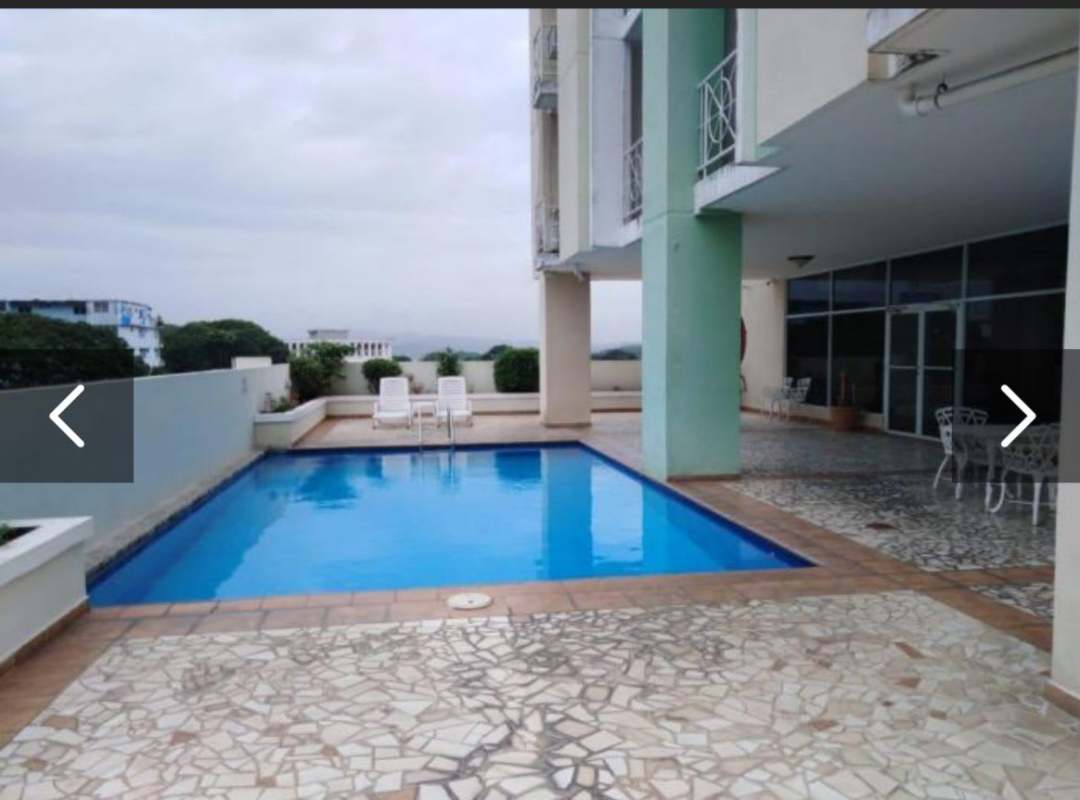 Glass balcony overlooking city skyline at PH Plaza 77 Via Argentina Panama
