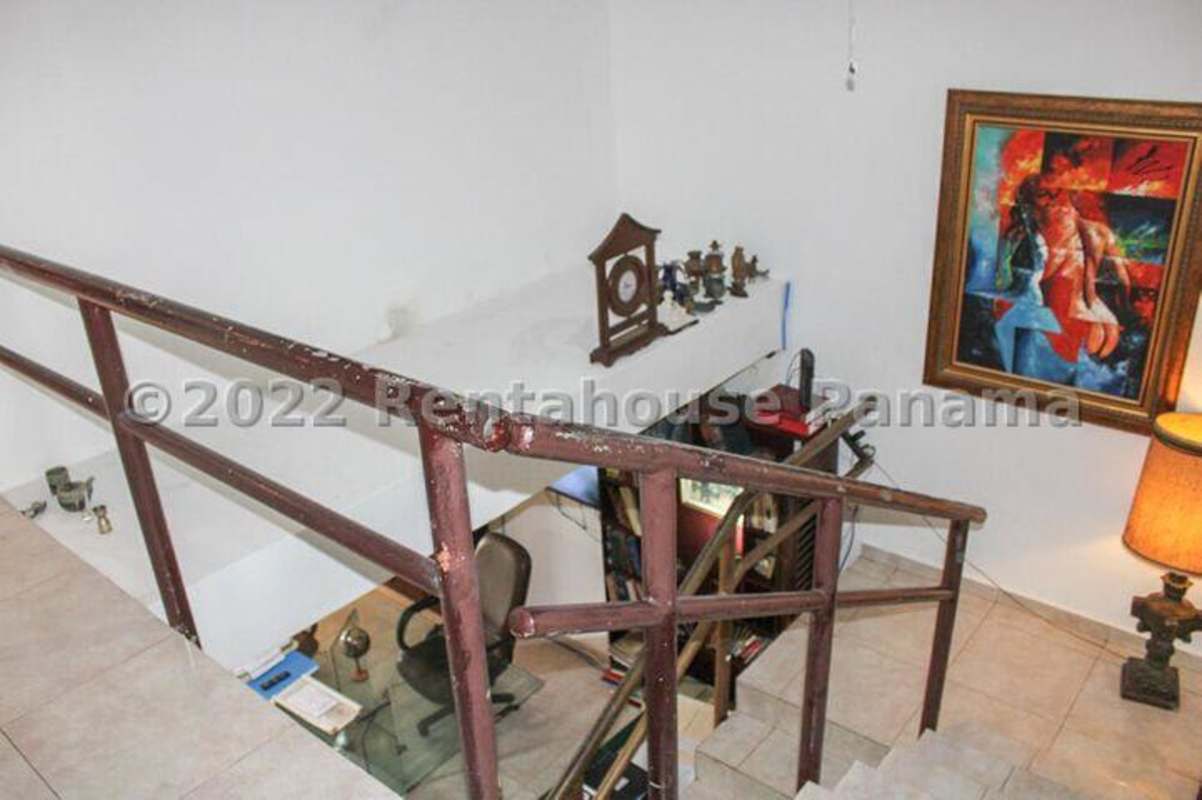 Private garden with mature plants and wall enclosure in Los Angeles Panama