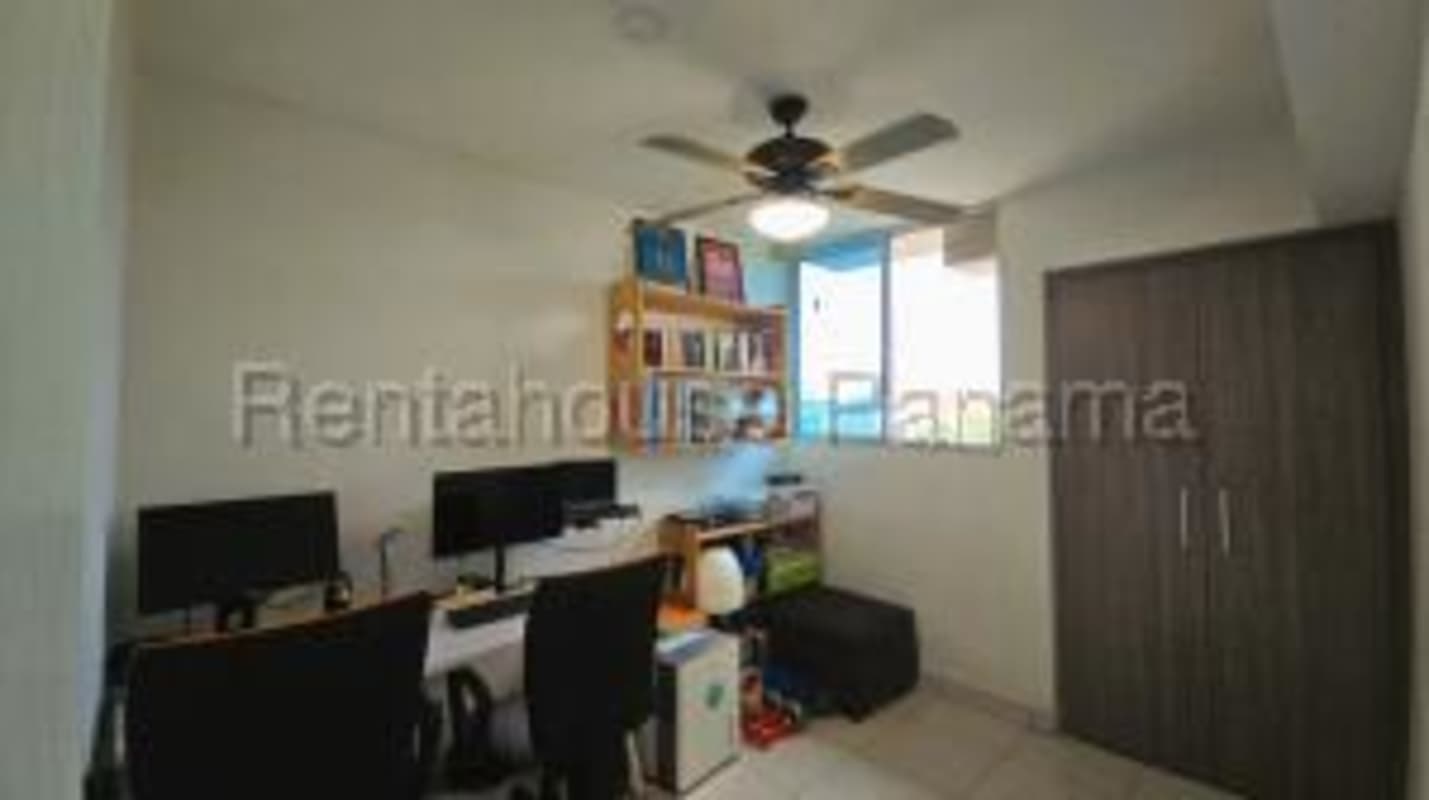 Home office setup with ceiling fan and window for natural light PH Ilo Juan Díaz Panama