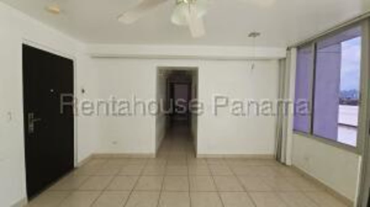 Bright apartment living area with large windows, ceiling fan and tile floor in PH Lefevre 75 Panama