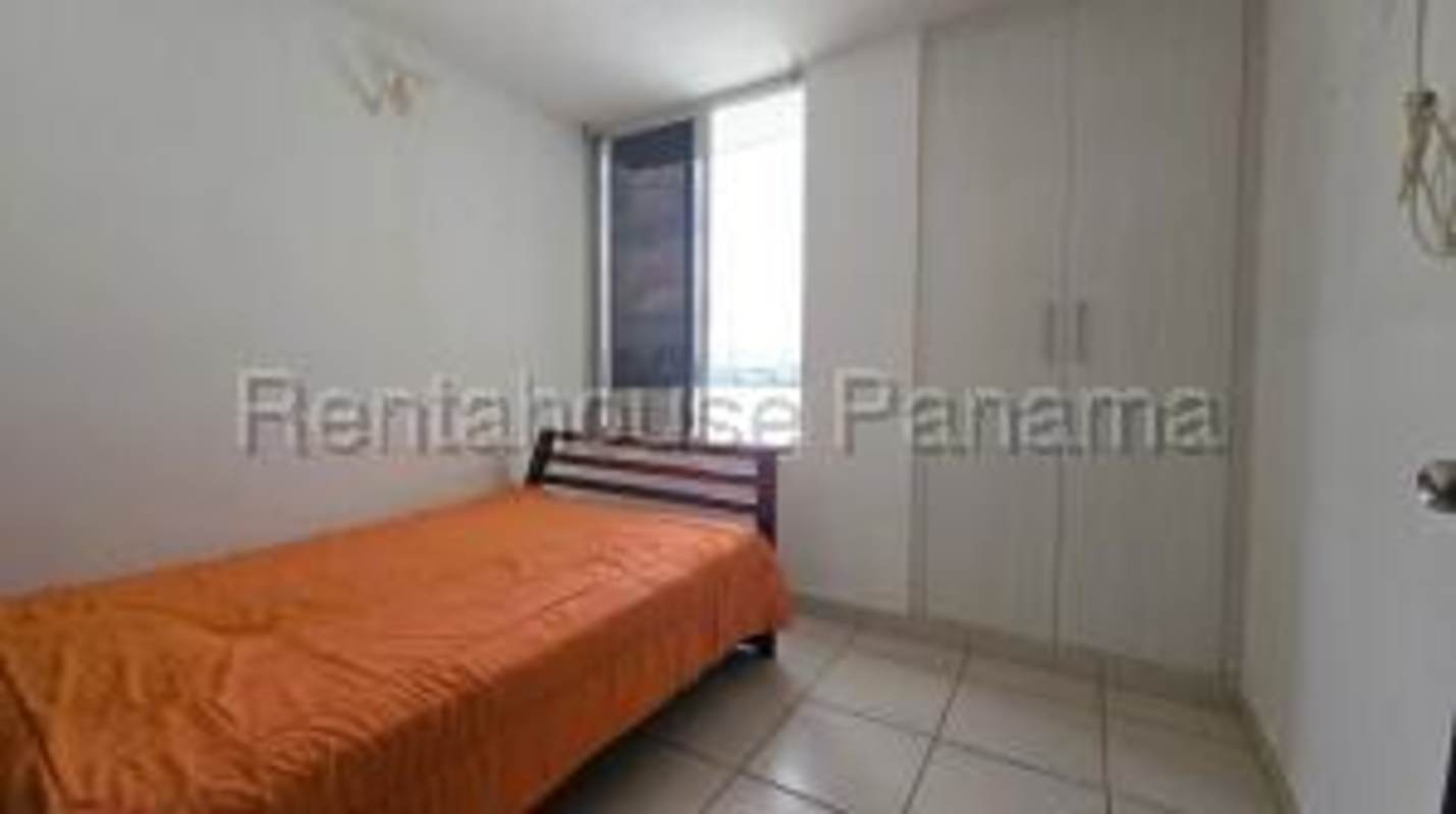 Bedroom with wardrobe, large window PH Lefevre 75 apartment Panama