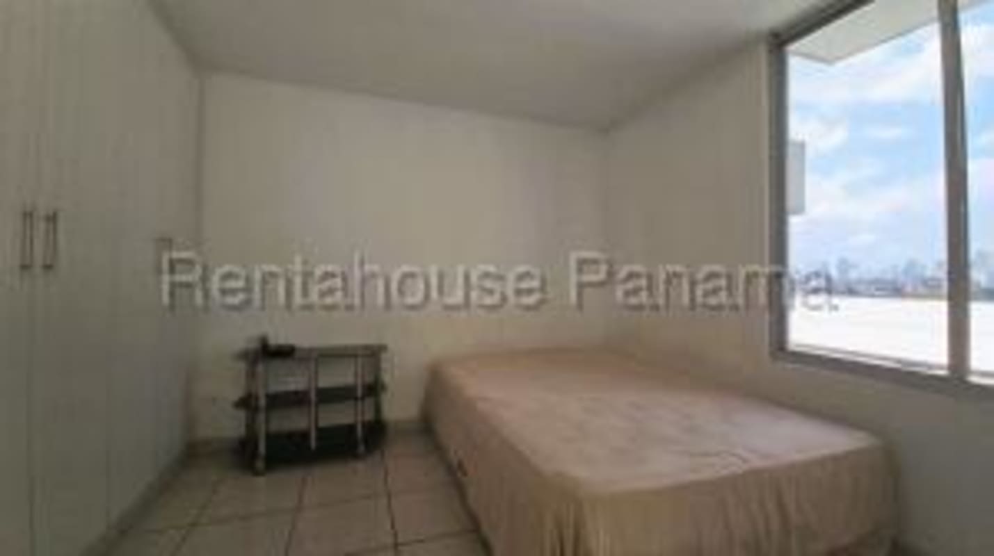 Bedroom with large window, built-in wardrobe PH Lefevre 75 apartment Panama