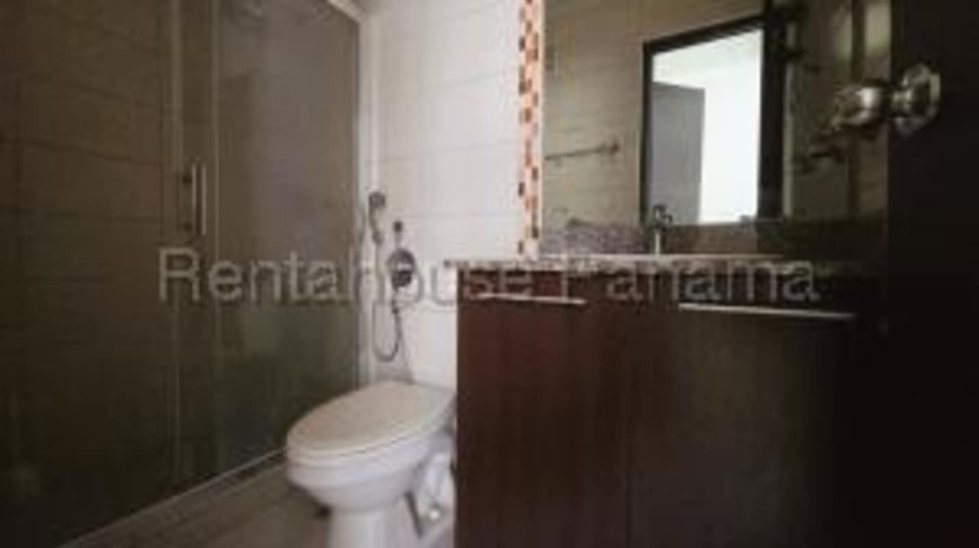 Contemporary bathroom with glass shower PH Lefevre 75 Apartment Panama