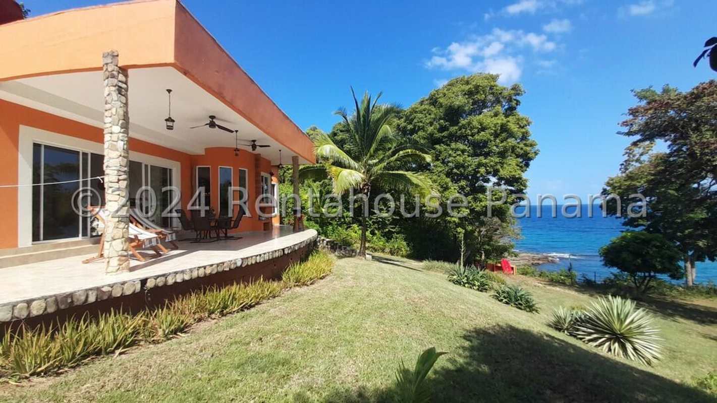 Spacious beachfront property on Isla Saboga overlooking sandy beach and Pacific Ocean