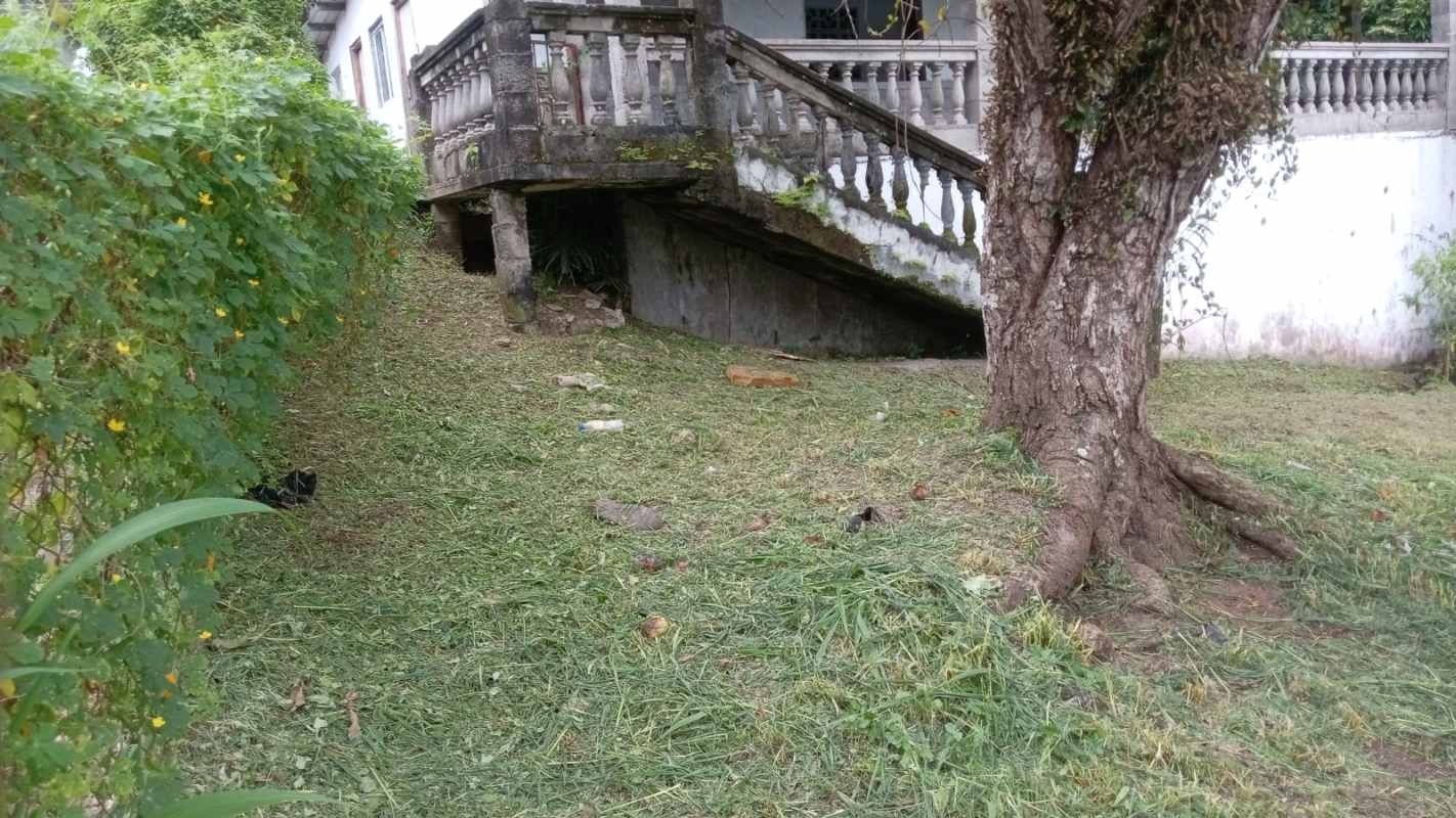 Side yard with grassy area and workbench next to house in Santa Cruz Pedregal Panama