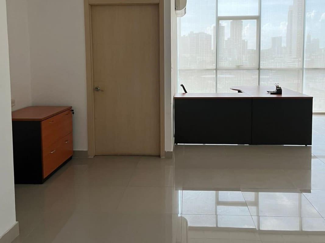 Modern furnished office with desk, air conditioning, porcelain tile floor in PH Torre Empresarial Panama City