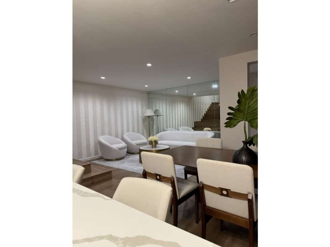 Spacious bedroom with ensuite bathroom, AC, and garden views in Altos de San Rafael Panama