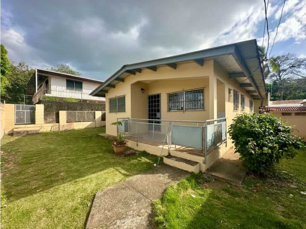 Open living room with ceramic tile, large windows and ample space rental house in Chanis Panama City