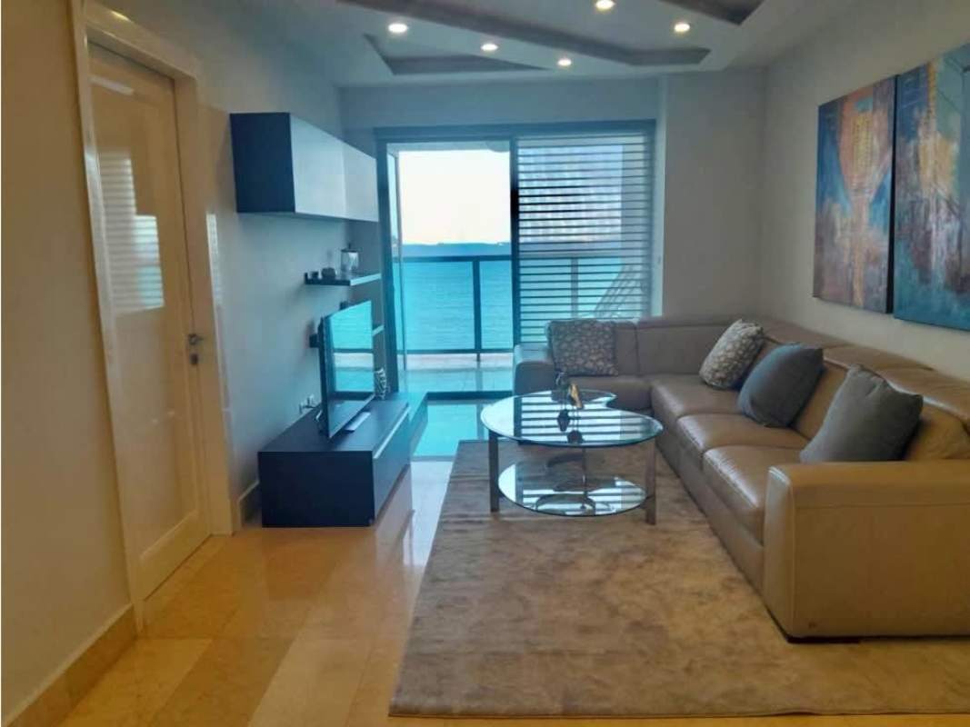 Large master bedroom with windows showcasing ocean and skyline view in PH BICSA Avenida Balboa Panama City