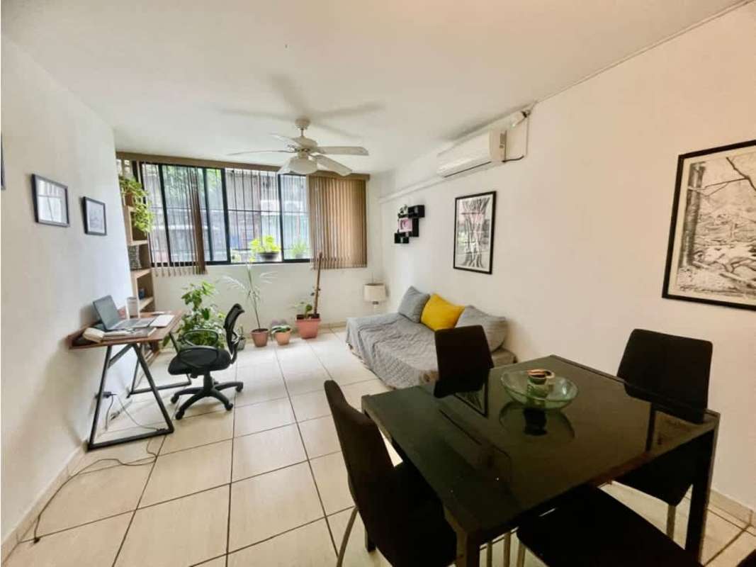 Second bedroom tiled floor, window, closet PH El Carmen Panama City