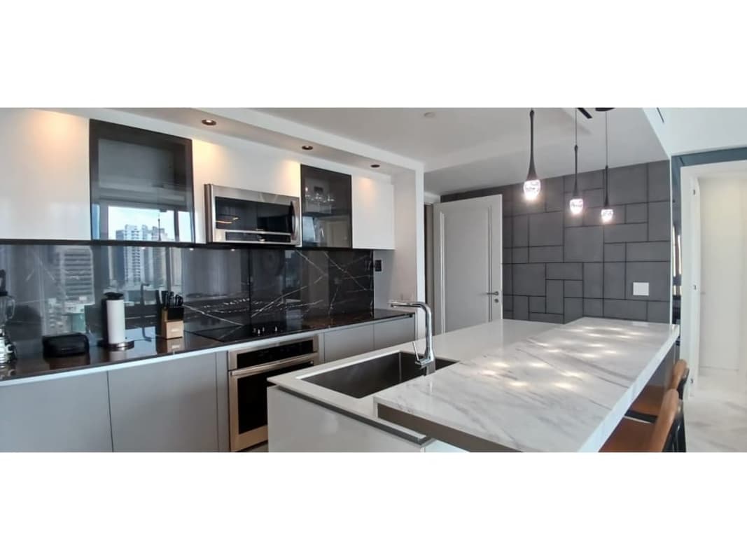 Modern bathroom with freestanding tub, marble finish, and rain shower Wander Yoo Panama