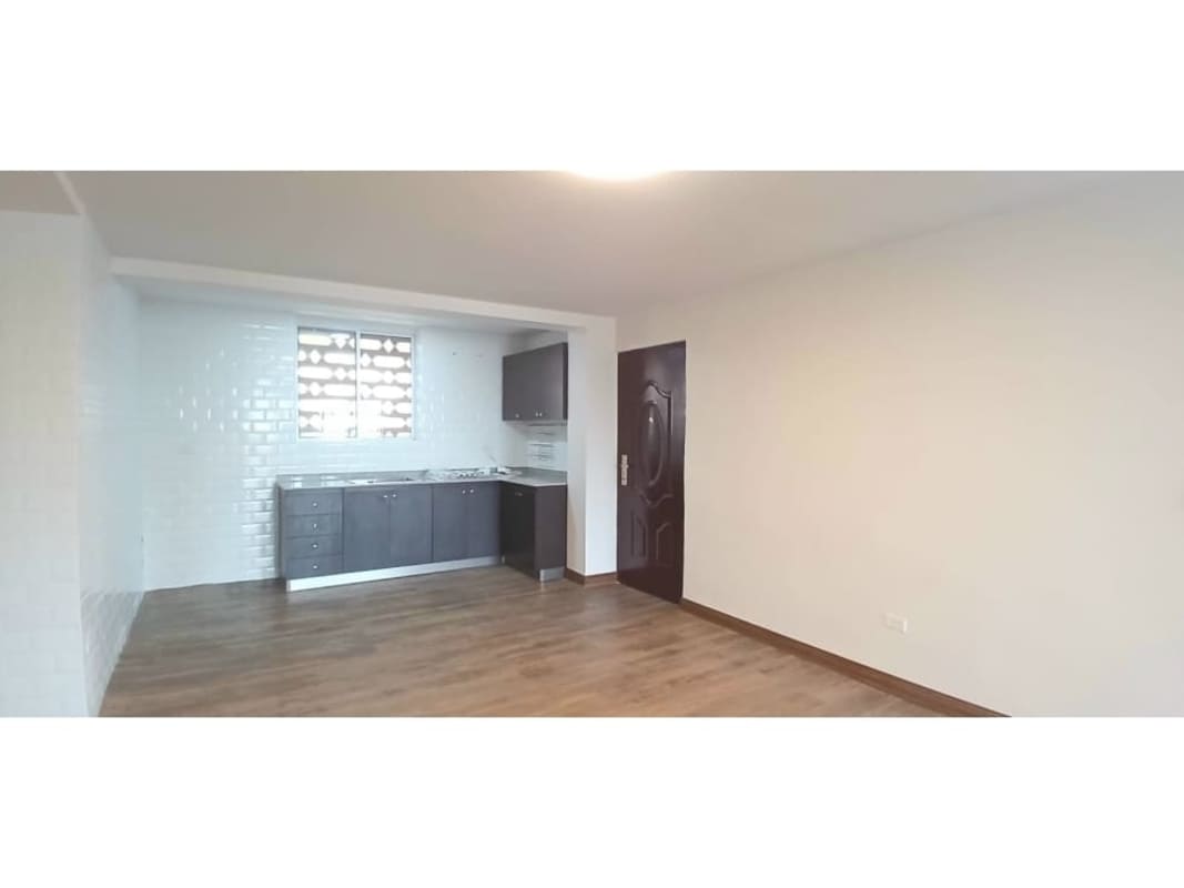 Spacious bedroom with parquet floor built-in closet and window in Edificio Rattan Vía Argentina Panama City