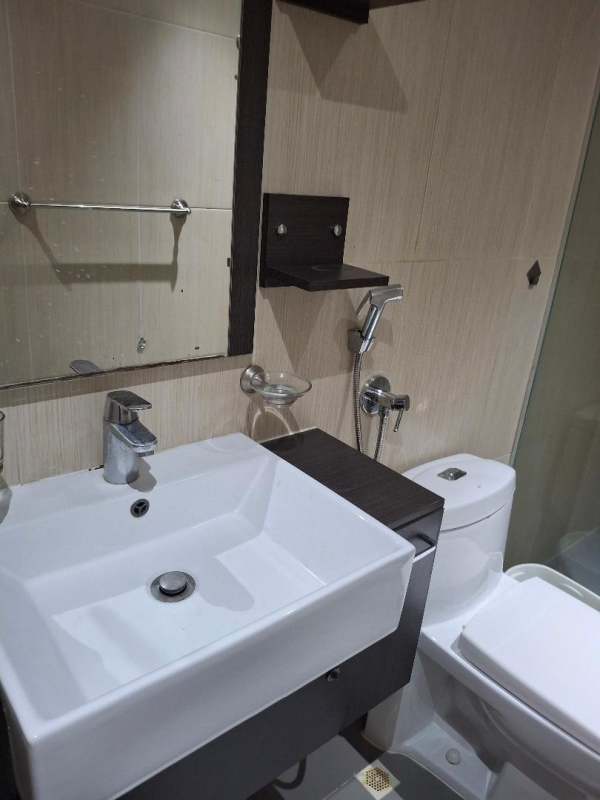 Bedroom featuring large wardrobe, dresser, flat-screen TV, and city view window in PH Colores de Bella Vista Panama