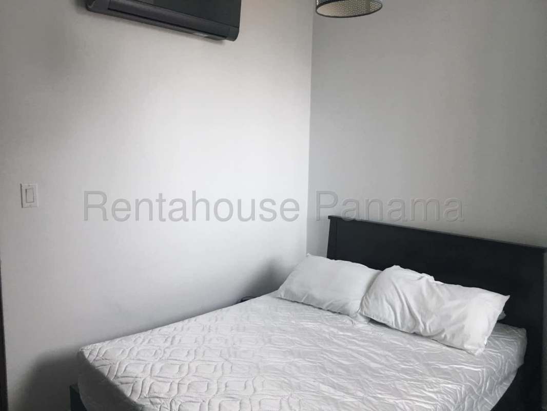 Bedroom with split AC, white walls and simple decor PH Trinity El Cangrejo