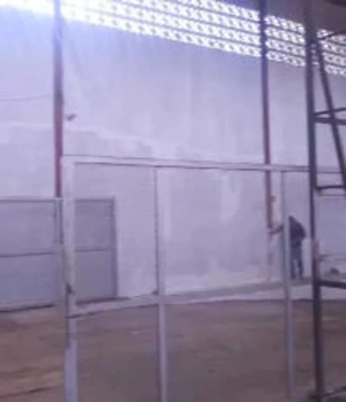 Open interior warehouse with brick ventilation and skylights in Panama City Pueblo Nuevo