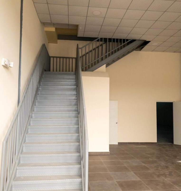 Interior corridor and metal staircase access inside commercial warehouse rental Via Tocumen Panama